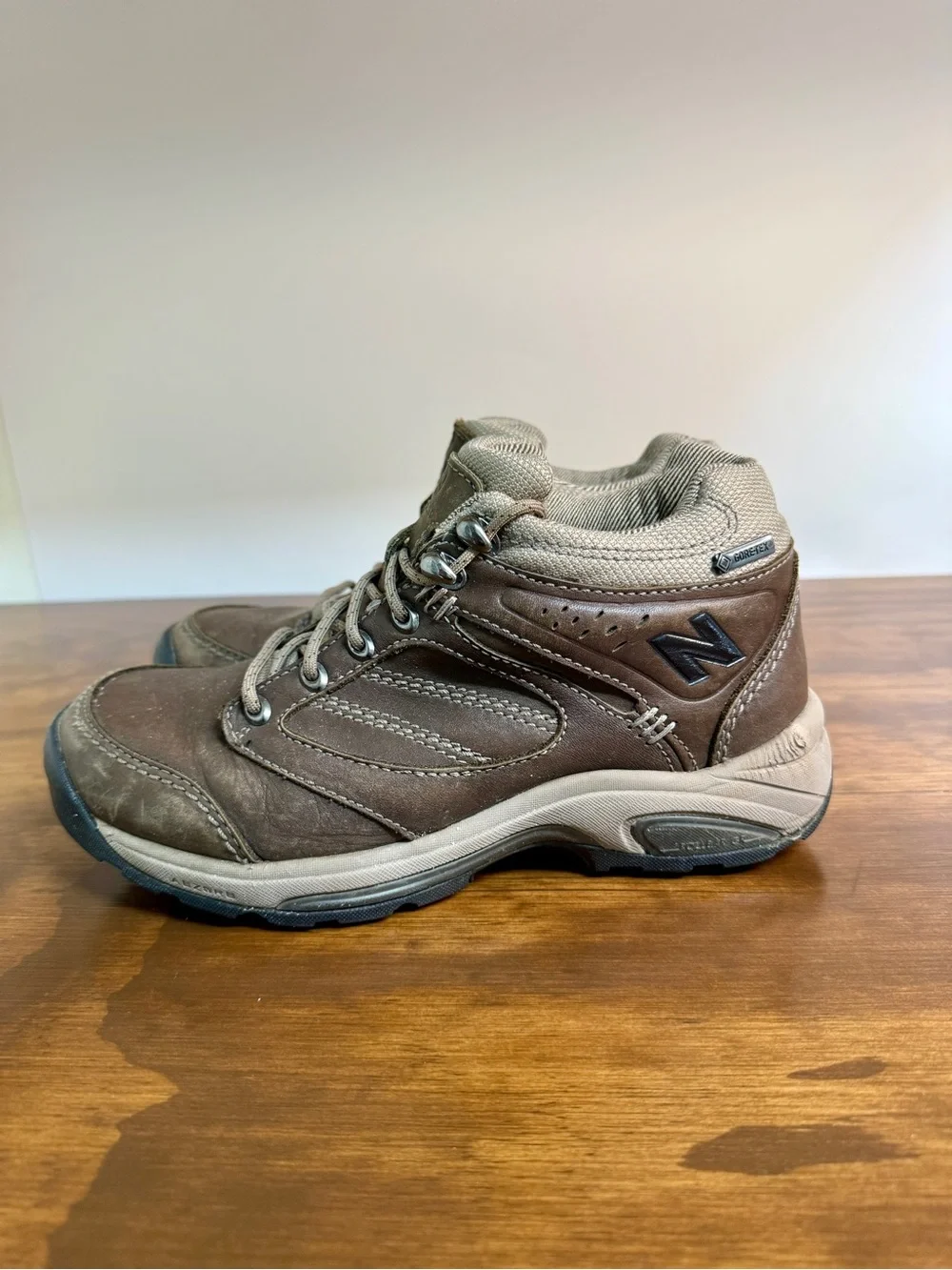 Women’s 7.5 New Balance GORETEX Hiking Shoes, Brown Waterproof